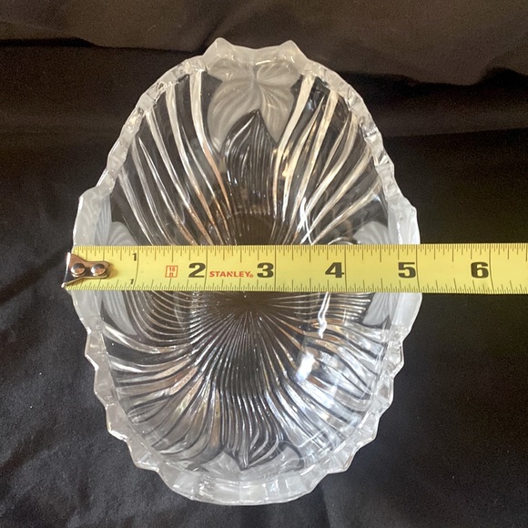 Vintage Crystal Industries Sutton Place pattern candy dish with frosted leaves - Picture 8 of 9
